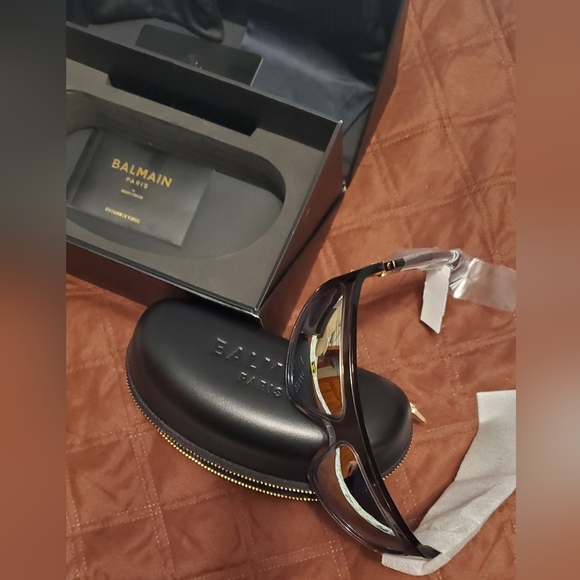 Stylish Gray Sunglasses with Gold Accents NEW